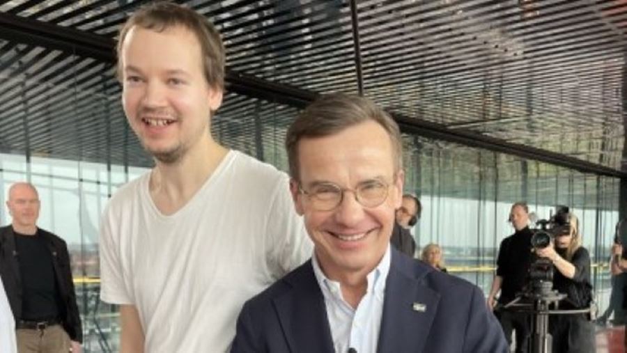 Foto på Christopher Lundgren tillsammans med Ulf Kristersson..