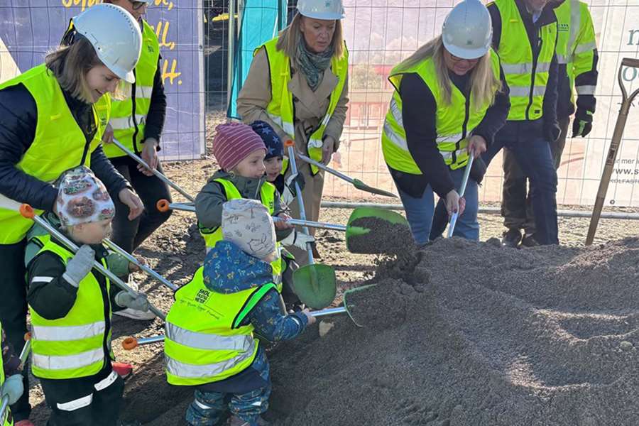 Barn från Bälingeby gräver tillsammans med representanter från Uppsala kommun