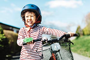 Barn med cykel