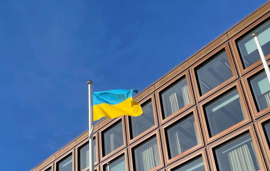 Ukrainas flagga hisstad framför Stadshuset