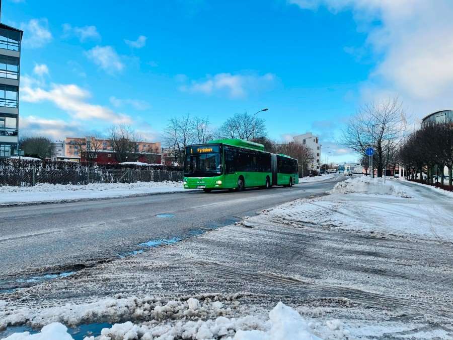 En buss kör på en väg med vinterväglag