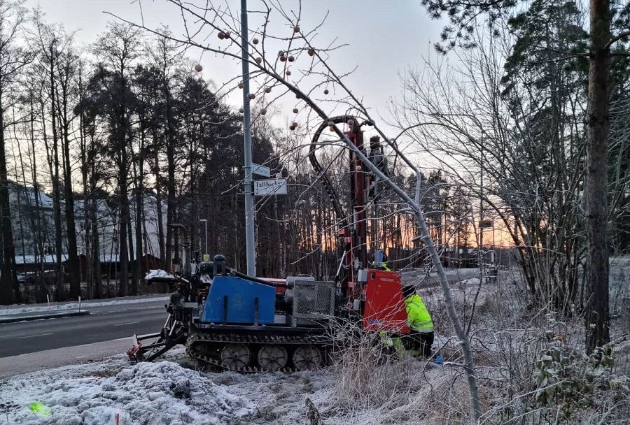 En borrbandvagn som befinner sig på en  vintrig gata