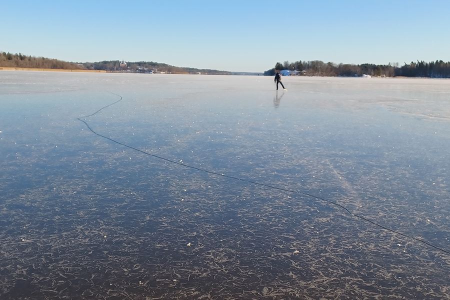 Person som åker skridskor på en sjö