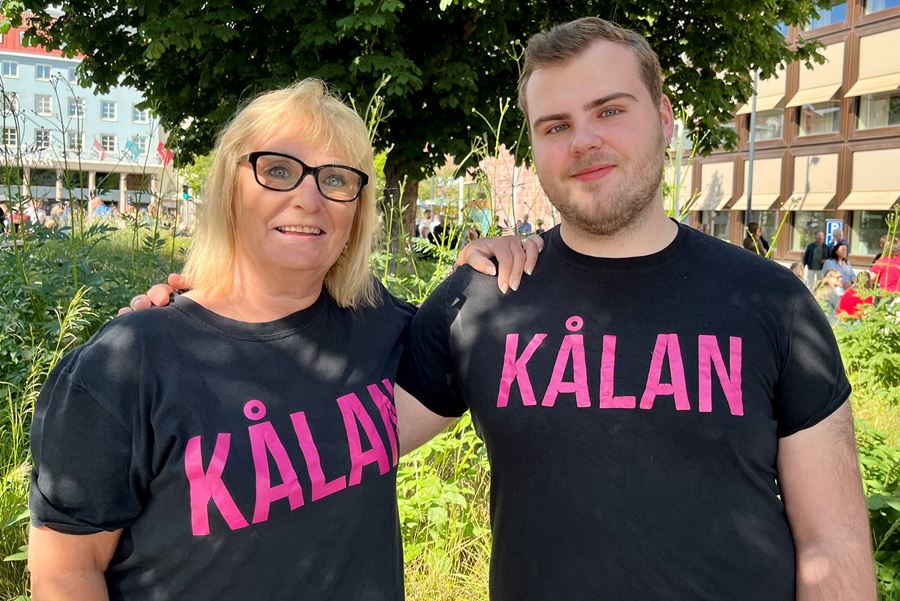 Kvinna i blont hår och korthårig man. Båda har svarta t-shirtar med texten Kålan