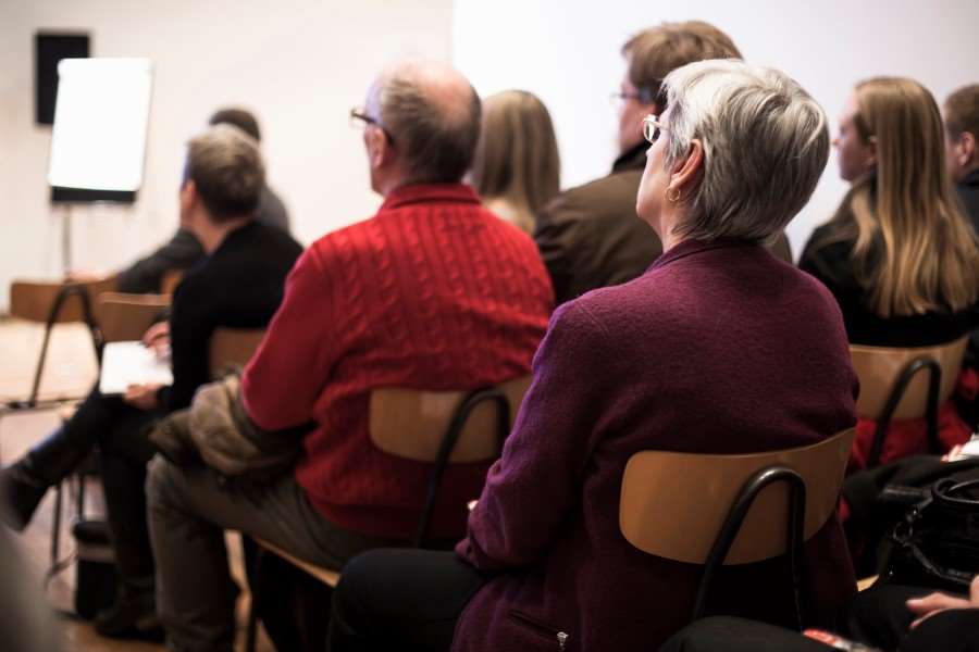 Människor tittar på föreläsningen