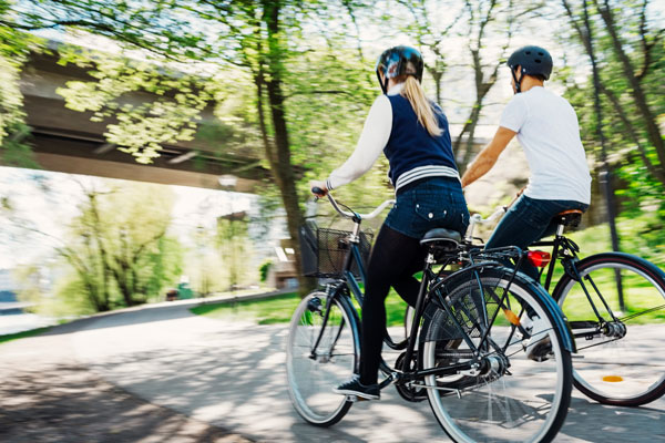 Två cyklister på en cykelväg.