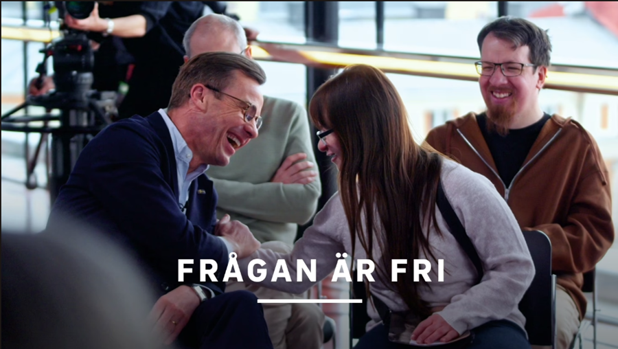 Ulf Kristersson skrattar tillsammans med en reporter