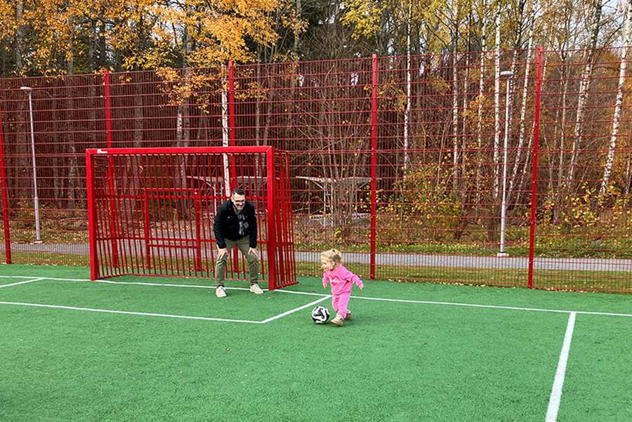 Fotboll på Rosendals allaktivitetsplats.