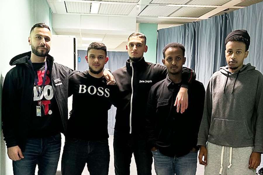 Basem Al Nabulsi tillsammans med fyra ungdomsambassadörerna.