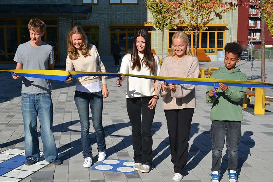 Invigning av Rosendals skola. Elever på skolan klipper invigningsband.