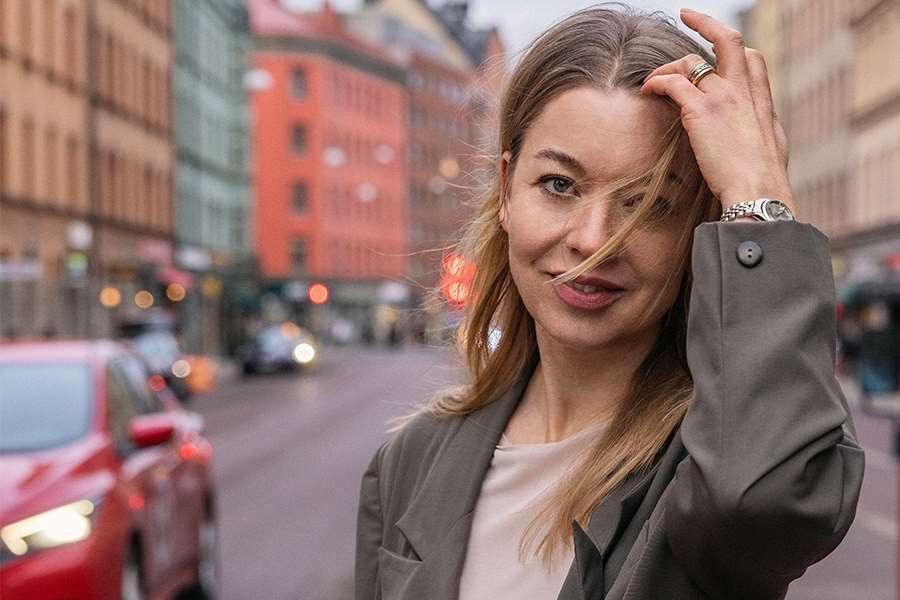 Författaren Karolina Ramqvist på en gata i Stockholm