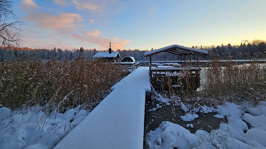 Snö på lång brygga i Fjällnora friluftsområde