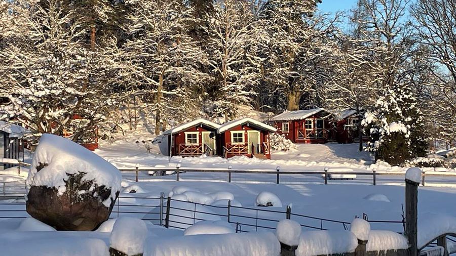 Stugor i snö vid Fjällnora friluftsområde