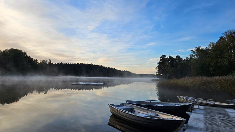 En stilla kväll med två båtar vid brygga i Fjällnora friluftsområde