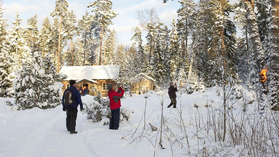 Några personer fotograferar utanför Lunsentorpet i ett snötäckt Lunsen.