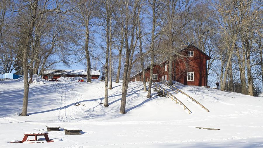 En snöklädd backe i Ulva kvarn friluftsområde.