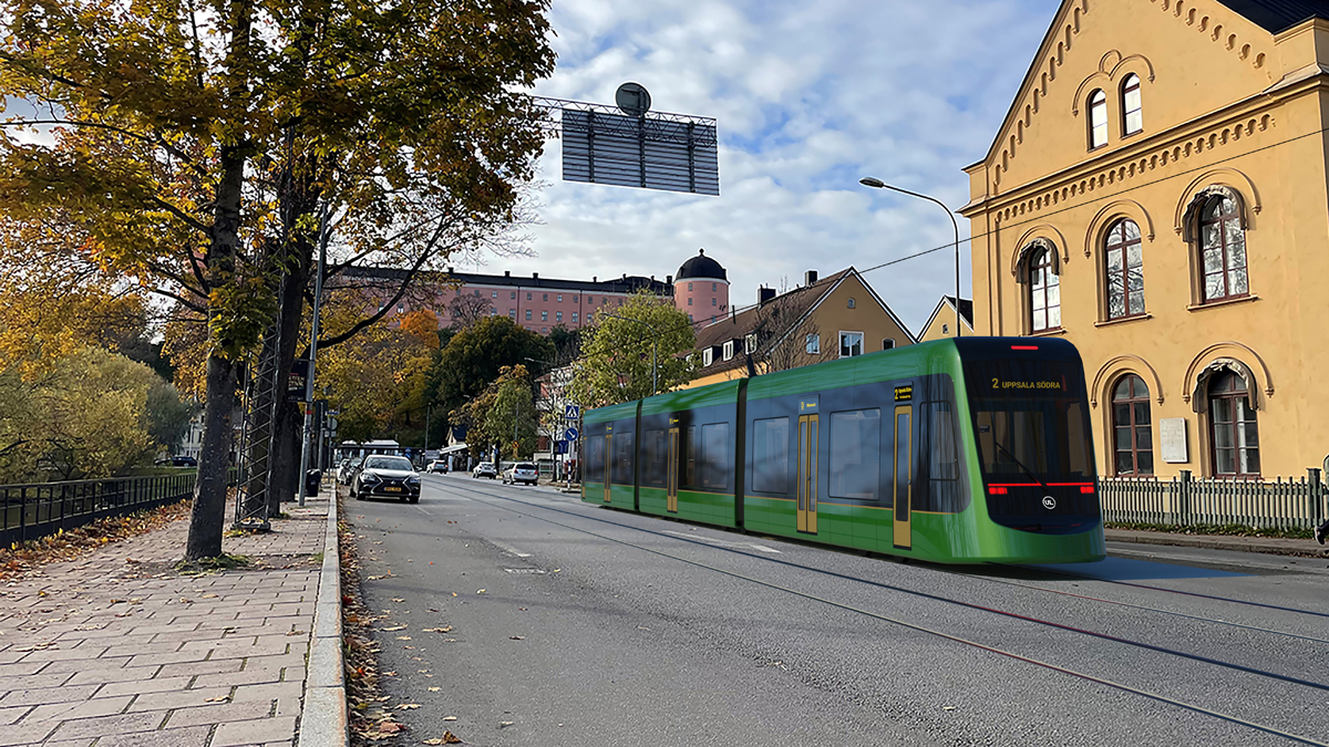 En grön spårvagn åker på Munkgatan förbi Svandammen. Slottet syns i bakgrunden.